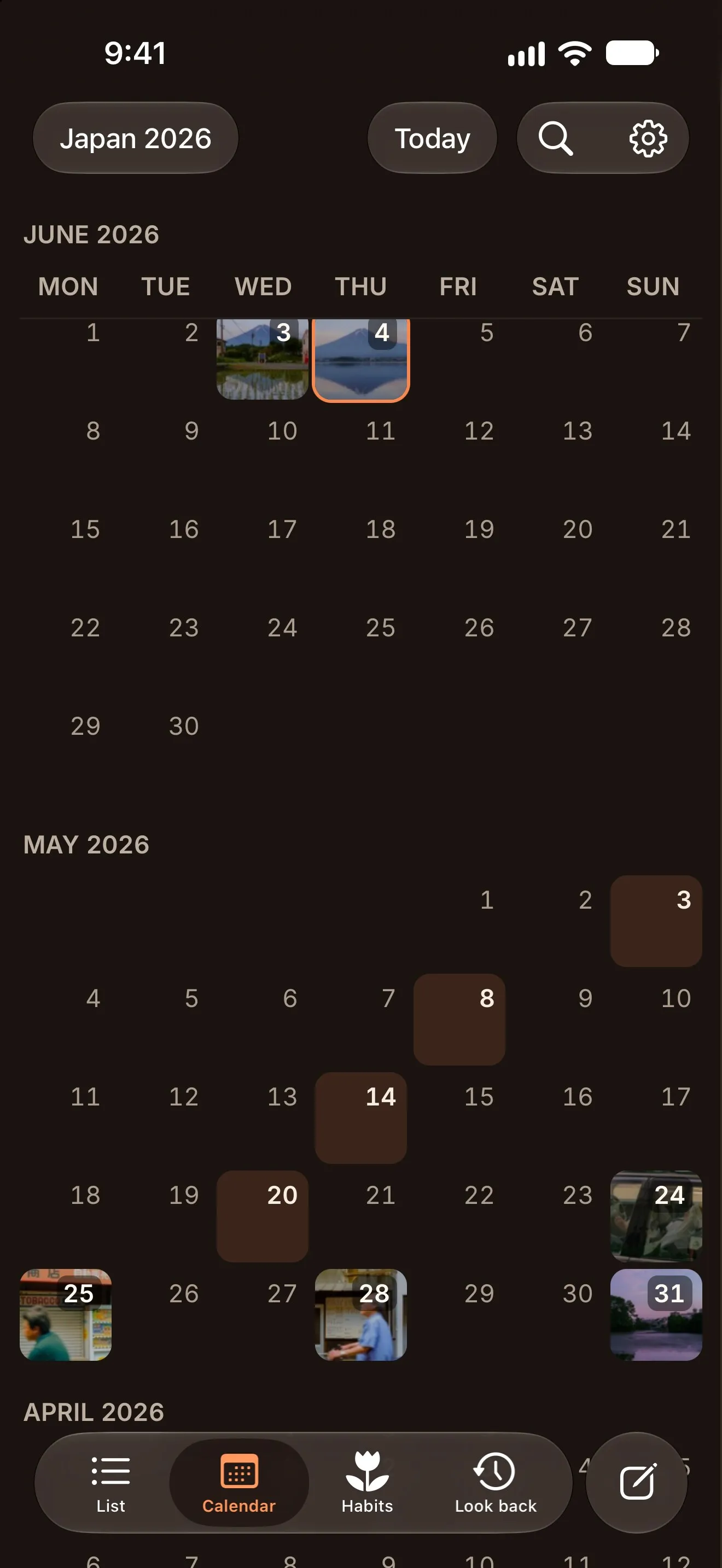 Cozy on iPhone: the calendar. Dark theme.