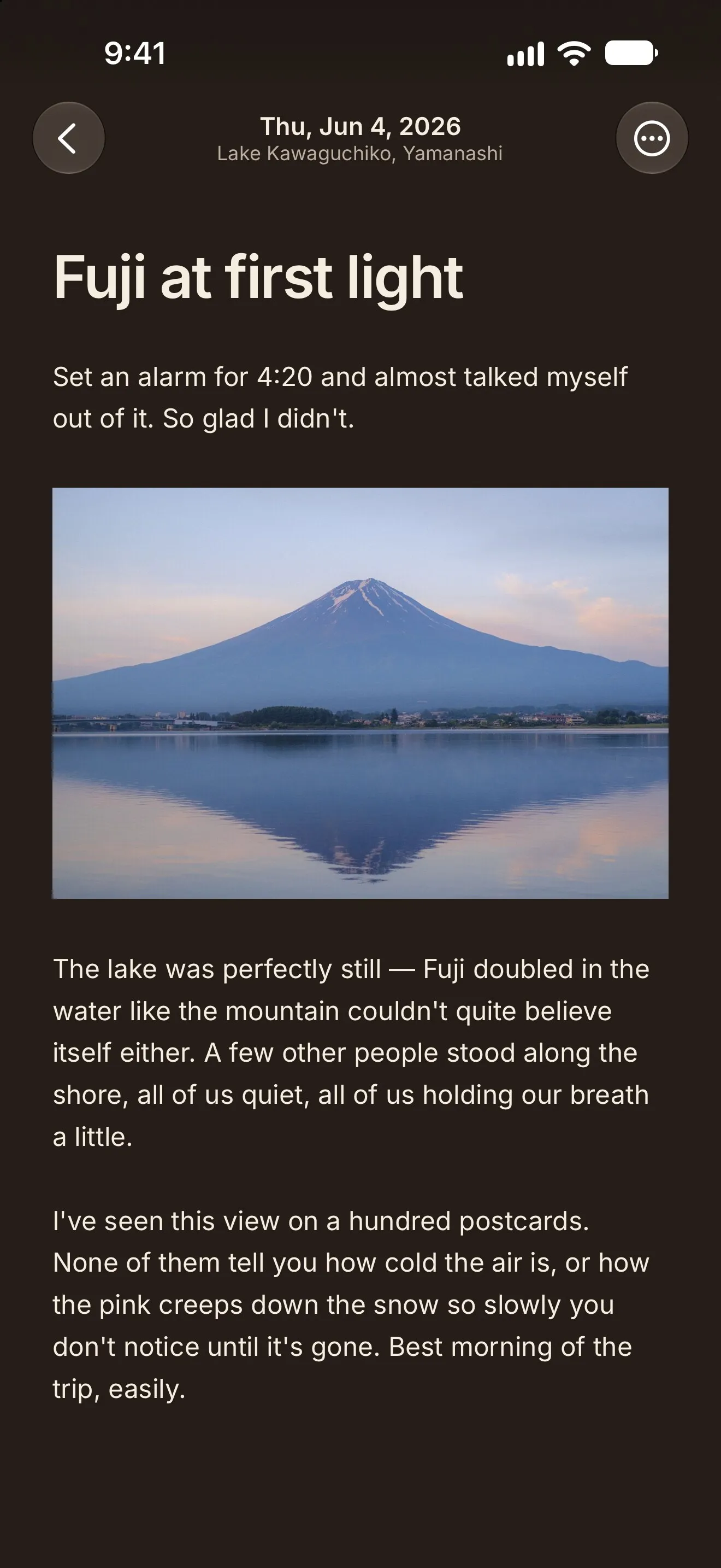 Cozy on iPhone: an entry with a photo of Mount Fuji. Dark theme.