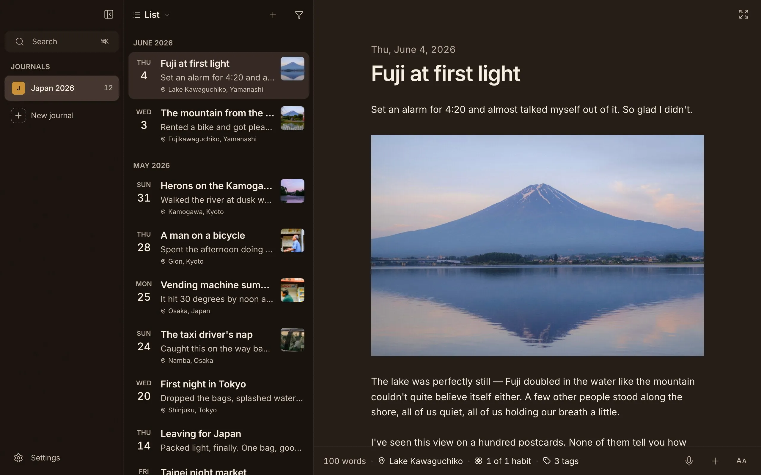 Cozy on the desktop: the list of entries on the left, an entry with a photo of Mount Fuji on the right. Dark theme.
