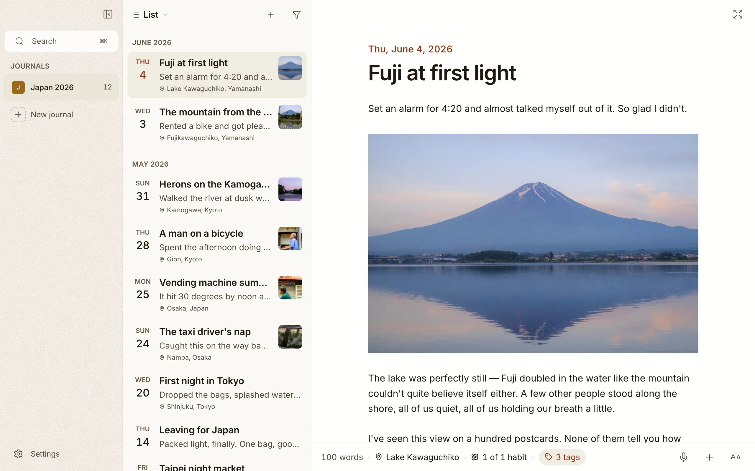 Cozy on the desktop: the list of entries on the left, an entry with a photo of Mount Fuji on the right.